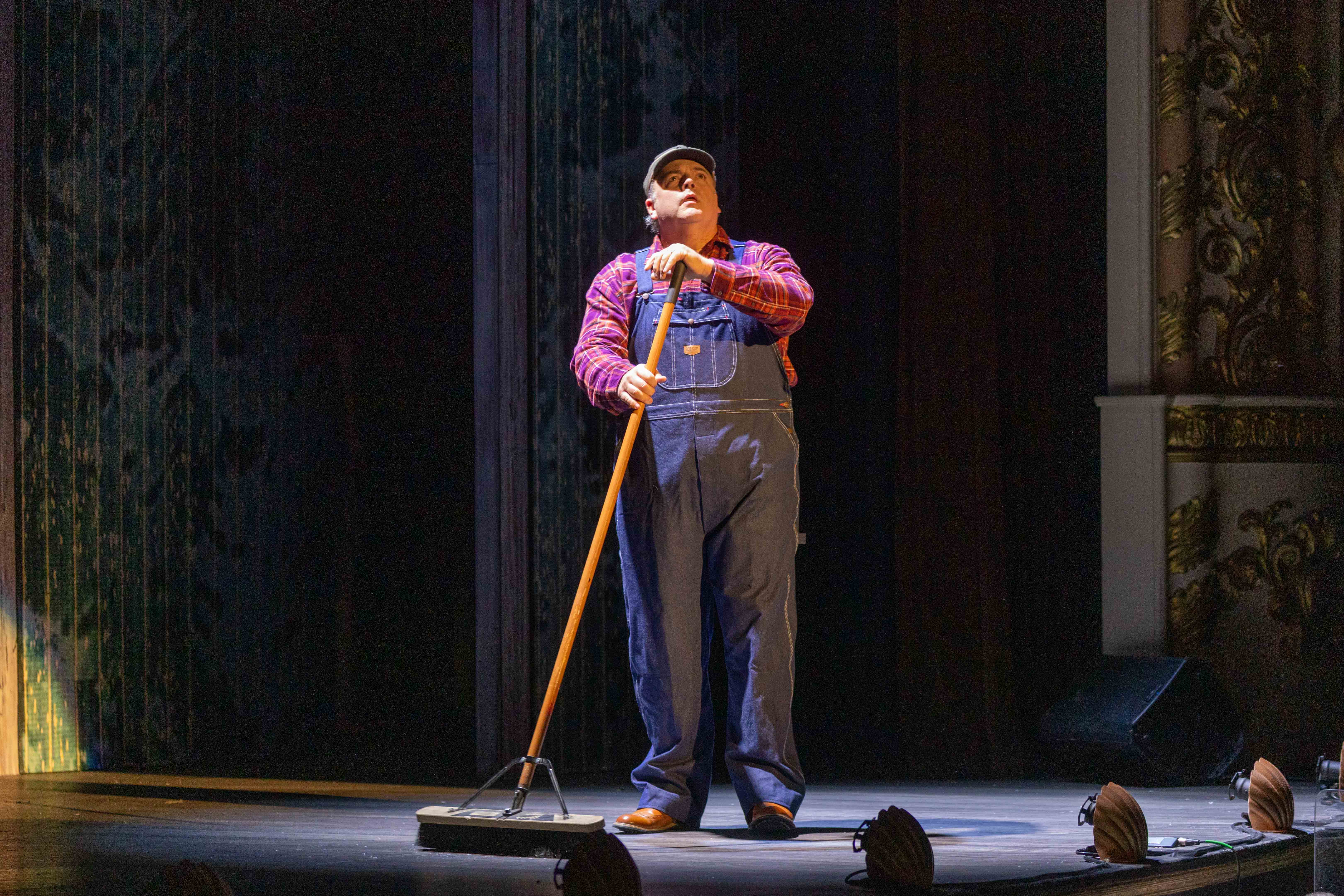 Irving Berlin's White Christmas production photo